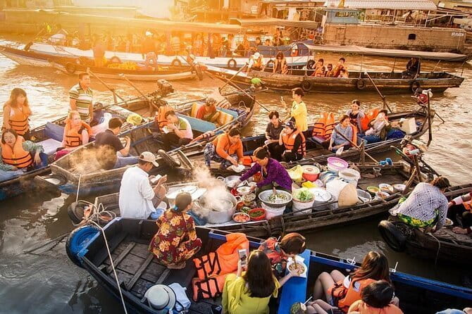 3 Days Mekong Delta Luxury Group Tour from Ho Chi Minh City - Day 2: Cai Rang Floating Market before the crowds