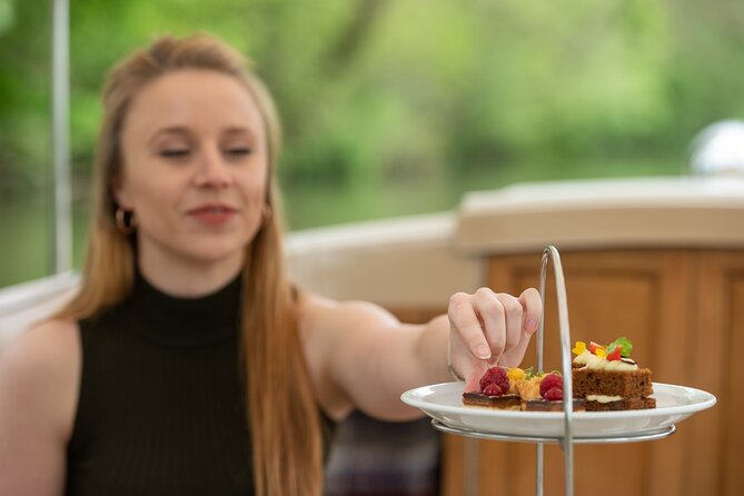 Afternoon Tea Sightseeing River Cruise in Oxford - Following Oxford’s University Regatta Course