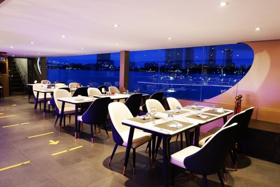 Bangkok: Chao Phraya Buffet Dinner Viva Alangka Cruise - Choosing a table and finding the best view