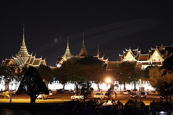 Bangkok Dinner Cruise on the Chao Phraya River - The Grand Palace from the river
