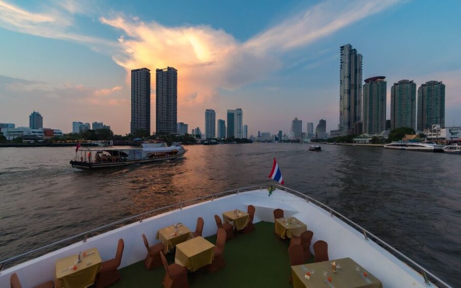 Bangkok: Grand Chao Phraya Dinner Cruise with Live Show - The two-hour route and its best views