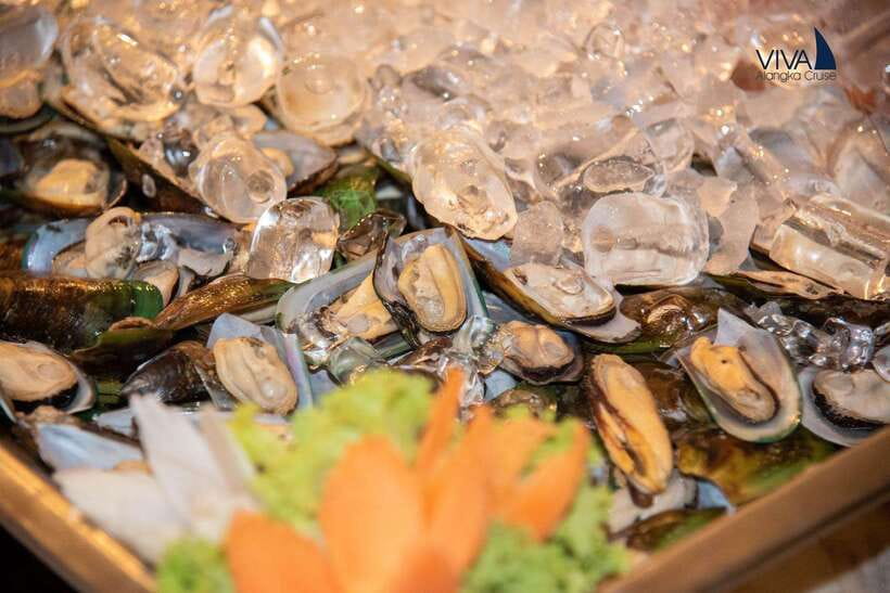 Bangkok: Noah 6 Stars Luxury Chaophraya River Dinner Cruise - Starting at ICONSIAM and getting aboard