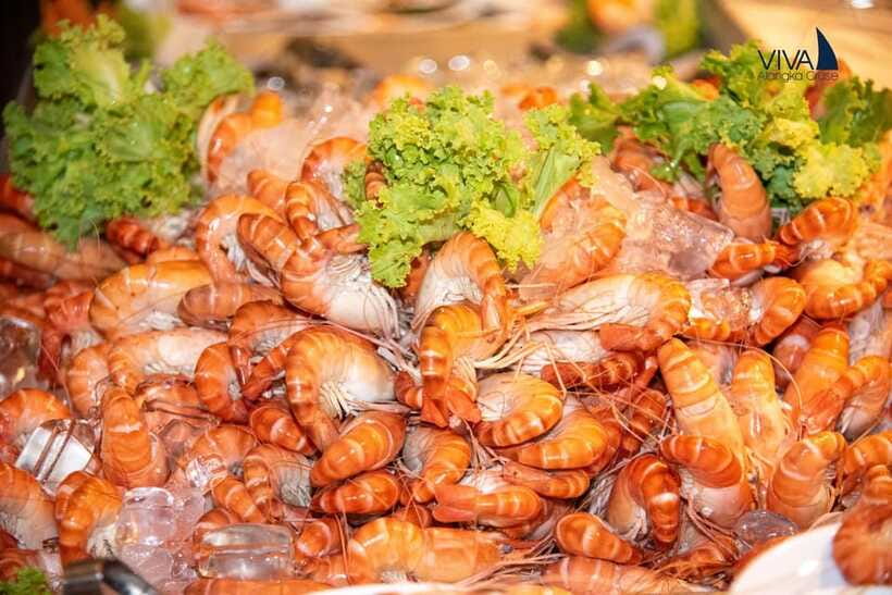Bangkok: Noah 6 Stars Luxury Chaophraya River Dinner Cruise - What you see from Phra Pokklao Bridge to Wat Prayurawongsawat