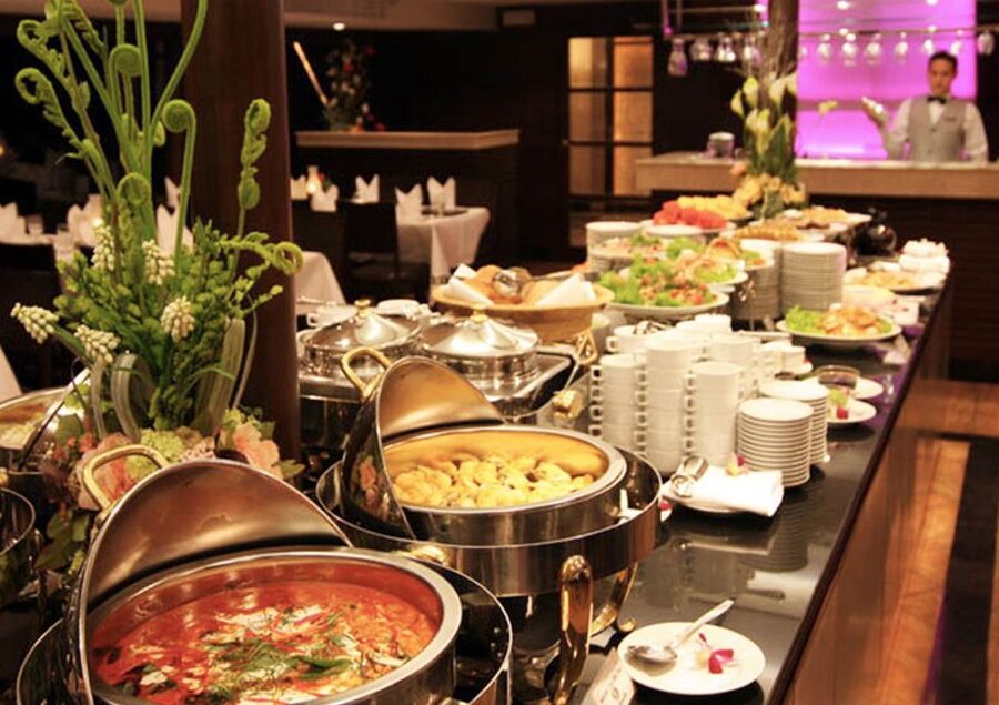 Bangkok: River Dinner Cruise on the Chao Phraya Princess - Live music that grows livelier later