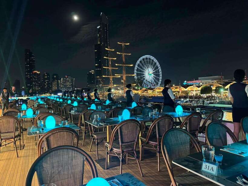 Bangkok: Royal Princess River Dinner Cruise with Live Music - What the buffet offers for a $41 evening