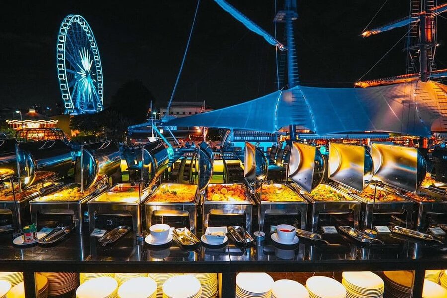 Bangkok: Royal Princess River Dinner Cruise with Live Music - Live music, dancing, and the changing mood