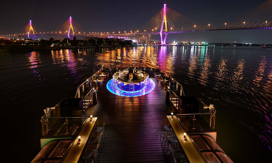 Bangkok: Saffron Chao Phraya River Dinner Cruise - A welcome cocktail on the Moon Desk