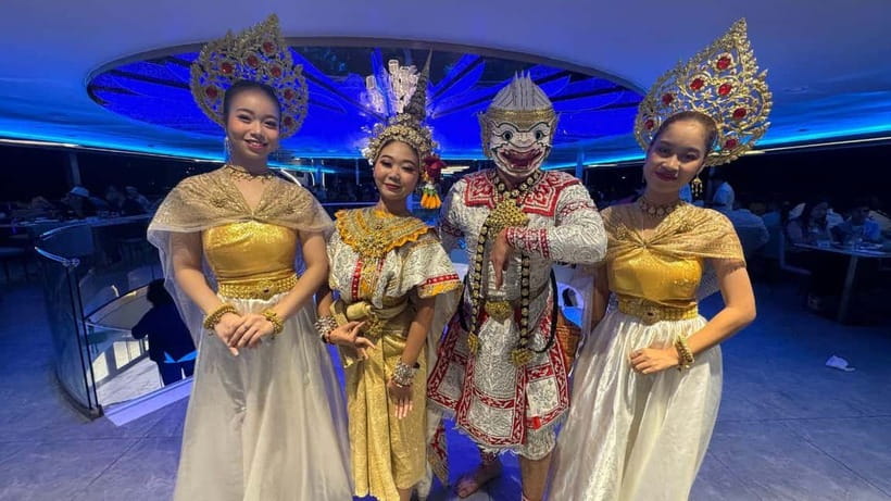 Bangkok: The Planet Chao Phraya River Dinner Cruise - The welcome drink and the first views