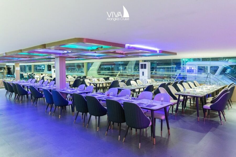 Bangkok: Viva Alangka Chao Phraya Dinner Cruise - Welcome refreshments and settling aboard