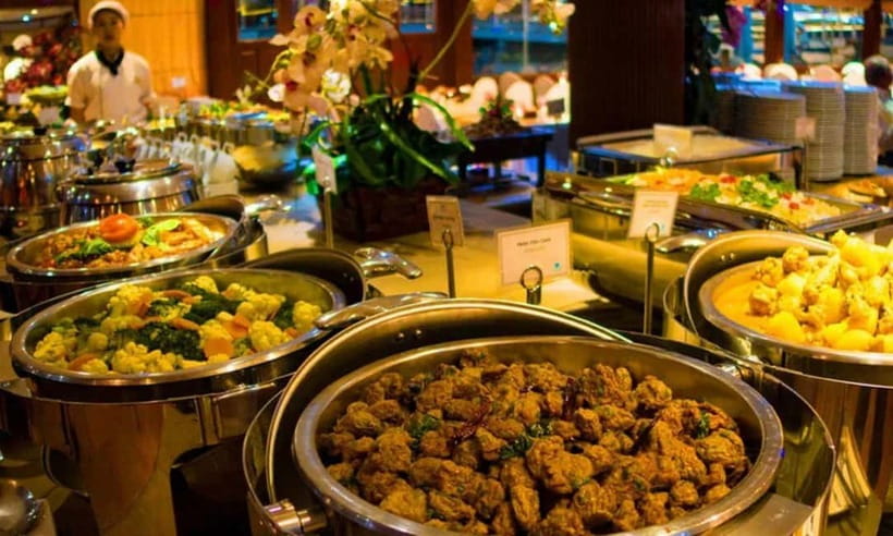 Bangkok: White Orchid Chao Phraya Cruise, Thai Buffet & Beer - The seafood buffet and Thai dishes