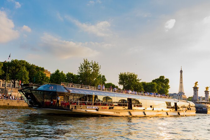 Bateaux Mouches Dinner Cruise on the Seine River in Paris - A Paris dinner with the city moving past your window