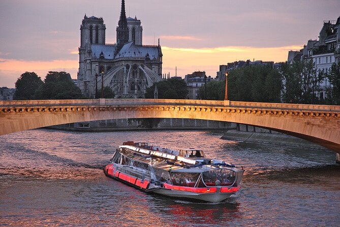 Bateaux Mouches Dinner Cruise on the Seine River in Paris - Live piano, violin, and the sound of Paris at night