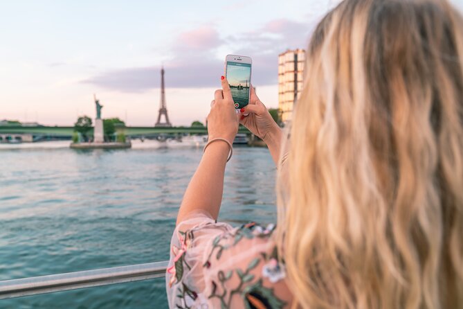 Bateaux Mouches Sightseeing Cruise on the Seine River in Paris - Île Saint-Louis and the bridges of Paris