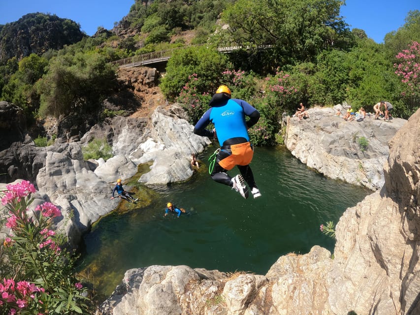Benahavís: Canyoning Guided Tour at Guadalmina River - Meeting in Benahavís, then reaching the river