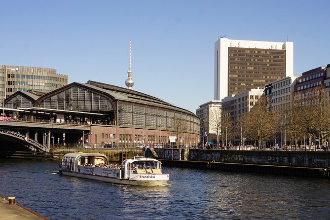 Berlin: 1-hr Boat Tour with Bilingual Live Guide (DE/EN) - A bilingual guide makes the difference