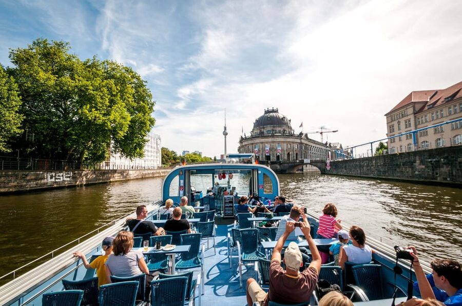 Berlin: 3.25-Hour Spree & Landwehrkanal Boat Tour - Food and drinks on the boat
