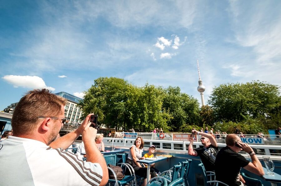 Berlin: 3.25-Hour Spree & Landwehrkanal Boat Tour - The Spree brings Berlin’s big sights into view