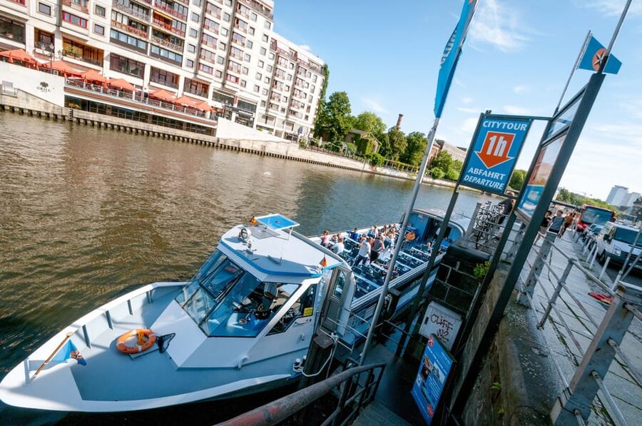 Berlin: 3.25-Hour Spree & Landwehrkanal Boat Tour - Landwehr Canal offers a quieter side of the city