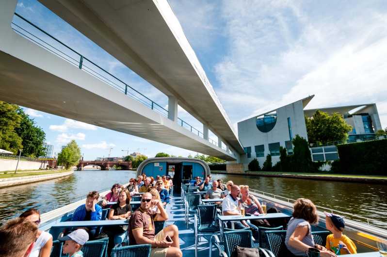 Berlin: 3.25-Hour Spree & Landwehrkanal Boat Tour - Commentary, languages, and the guide question