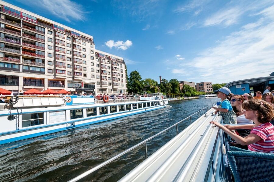 Berlin: 3.25-Hour Spree & Landwehrkanal Boat Tour - Seating, weather, and comfort on a 195-minute ride