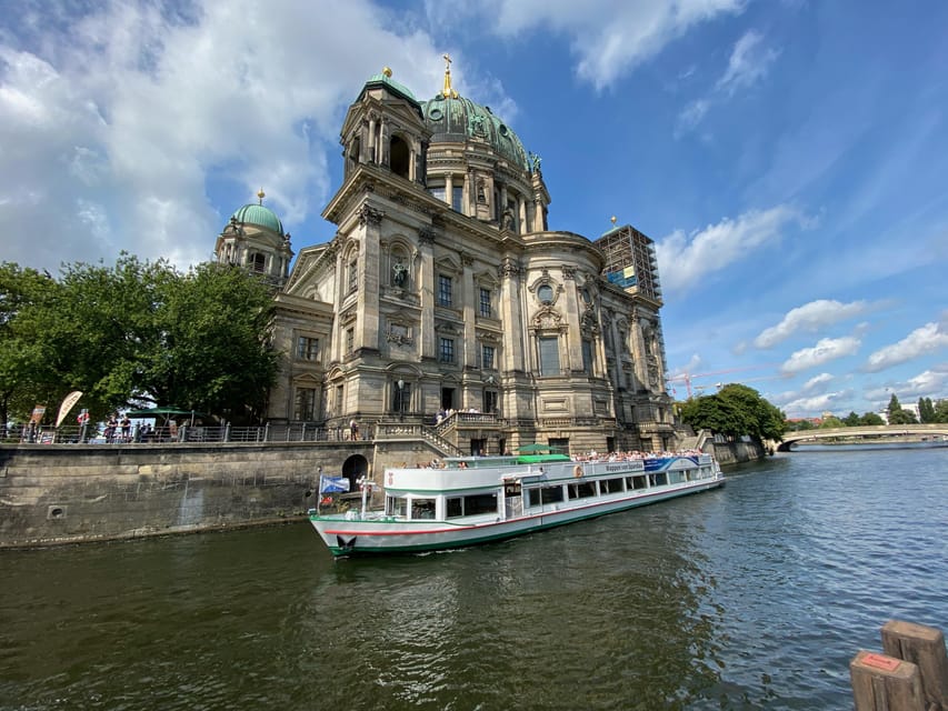 Berlin: 3.5-Hour Sightseeing Cruise on the Spree River - Friedrichstraße, Tränenpalast, and Museum Island