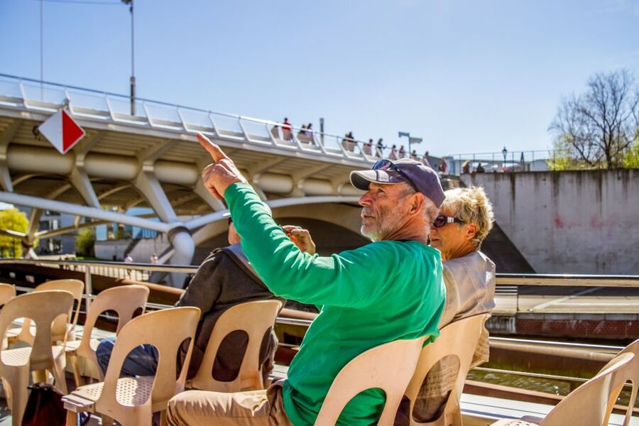 Berlin: Boat Tour Along the River Spree - Berlin Central Station and the changing city