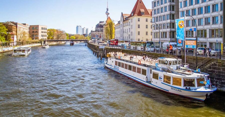 Berlin: Boat Tour Along the River Spree - Working waterways, the Economic Affairs Ministry, and Hamburger Bahnhof