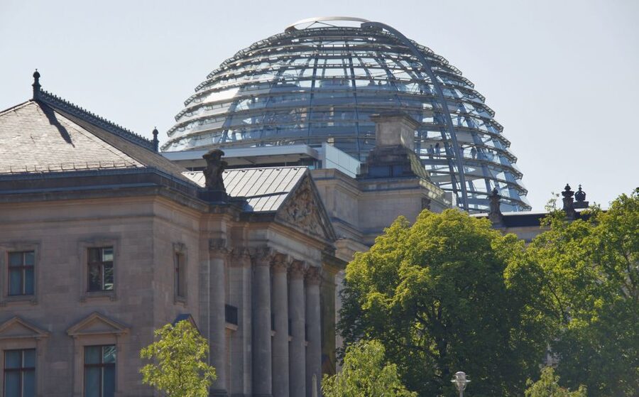 Berlin: Dinner Cruise on the Spree with Prosecco - Drinks, the onboard bar, and a useful cash tip