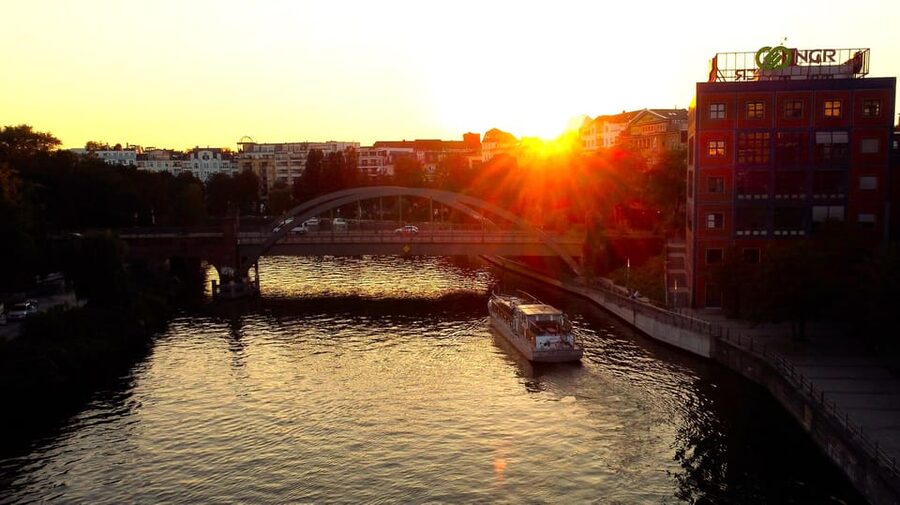 Berlin: Evening Boat Cruise – Romance & Moonlight - Who will enjoy this 90-minute outing?