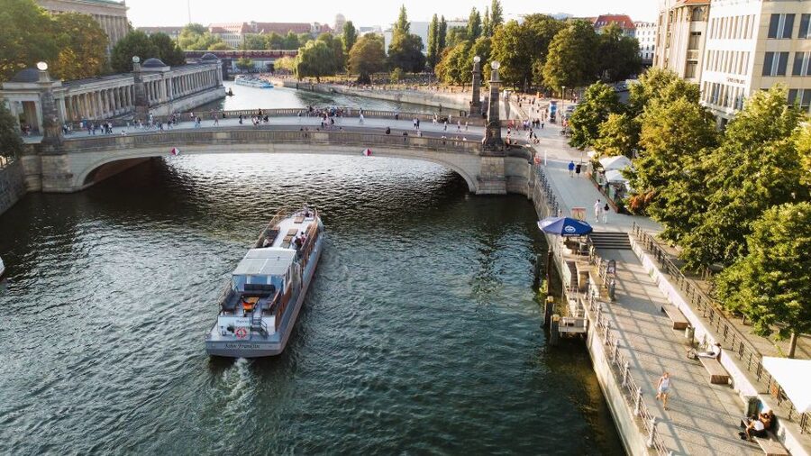 Berlin: Sightseeing Boat Tour on the Spree for Families - Why Berlin looks better from the Spree