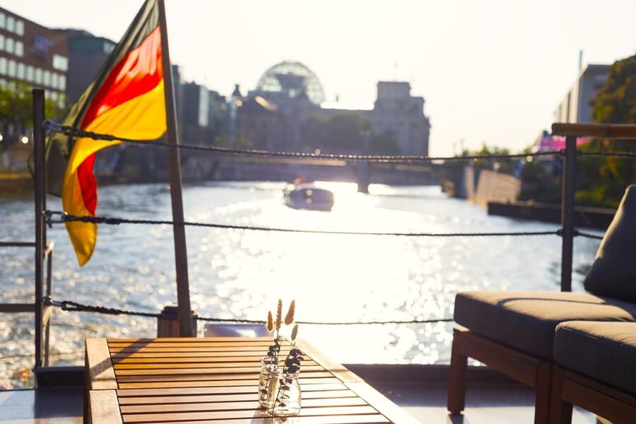 Berlin: Sightseeing Boat Tour on the Spree for Families - Setting off through the Tiergartenviertel