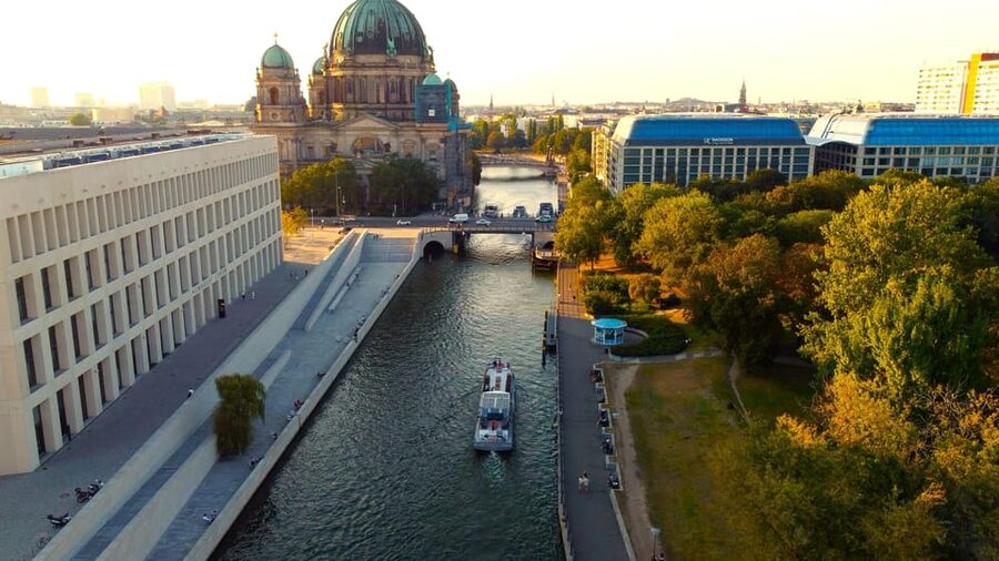 Berlin: Sightseeing Boat Tour on the Spree for Families - Hauptbahnhof, Futurium, and the modern city