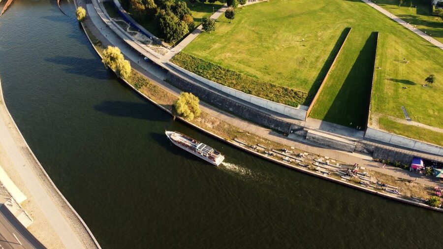 Berlin: Sightseeing Boat Tour on the Spree for Families - What the lack of a guide means