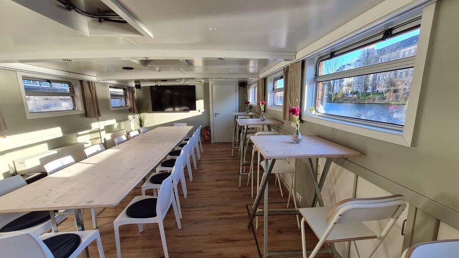 Berlin: Winter Spree Cruise with Mulled Wine and Christmas Stollen - Starting beside the Spree