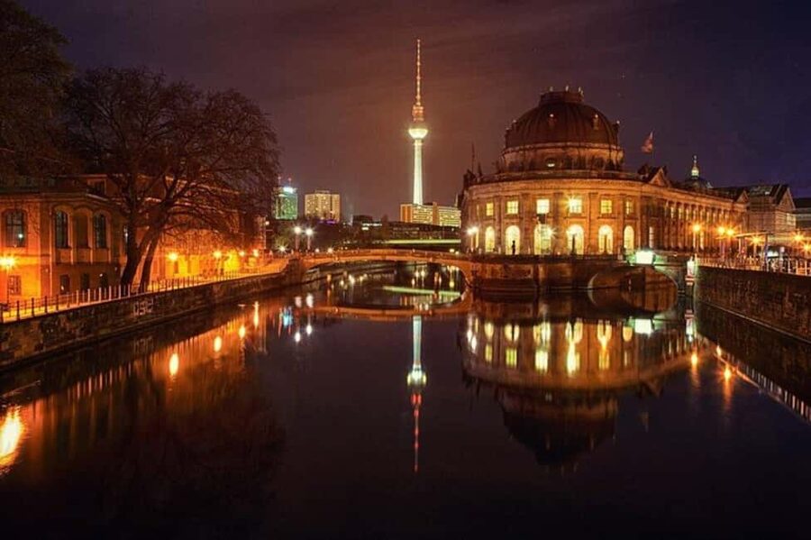 Berlin: Winter Spree Cruise with Mulled Wine and Christmas Stollen - Tiergarten and the first city views