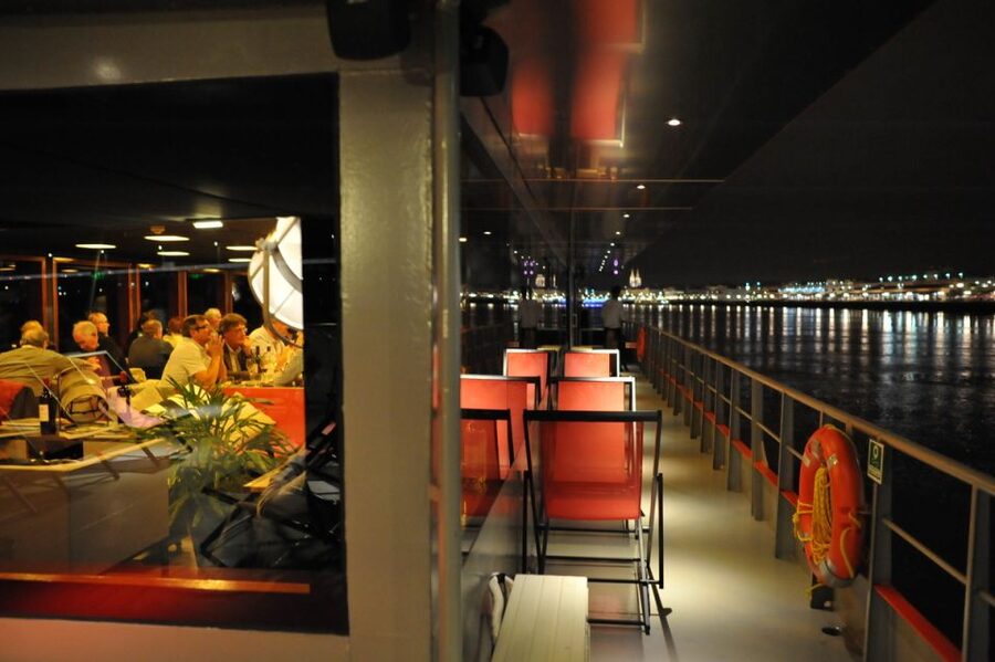 Bordeaux: 2-Hour River Dinner Cruise - Service and the pace of the evening