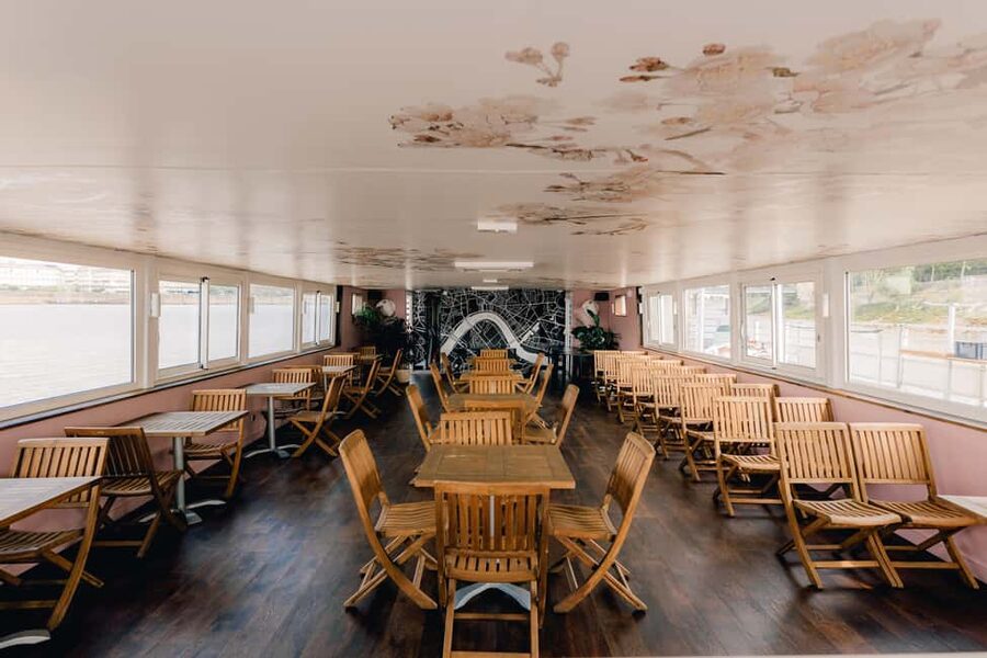 Bordeaux: Garonne River Yacht Cruise with Brunch - A 1950s yacht with room for a large group