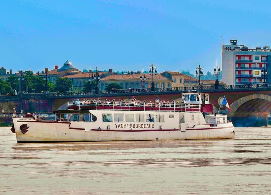 Bordeaux: River Garonne Cruise with Glass of Wine and Canelé - Mansions, museums, and the Chartrons district