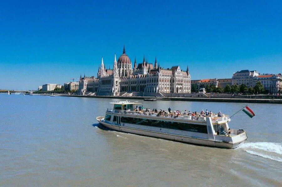 Budapest: 1-hour Sightseeing Danube River Cruise - Seats, sound, and what the boat is really like