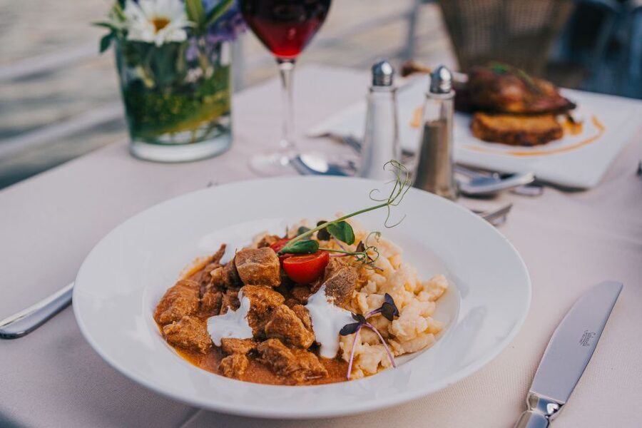 Budapest: 4-Course Dinner River Cruise with Live Folk Music - Key points at a glance