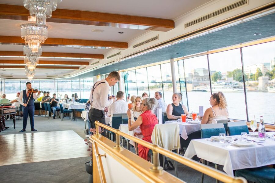 Budapest: 4-Course Dinner River Cruise with Live Folk Music - What the four-course dinner is like