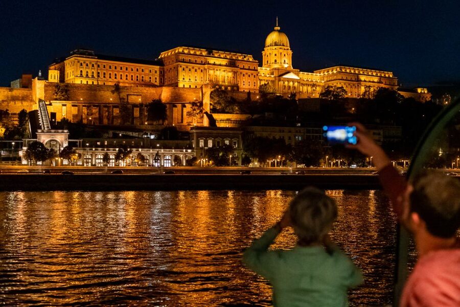 Budapest: Candlelit Dinner River Cruise with Live Music - Why a night cruise suits Budapest so well