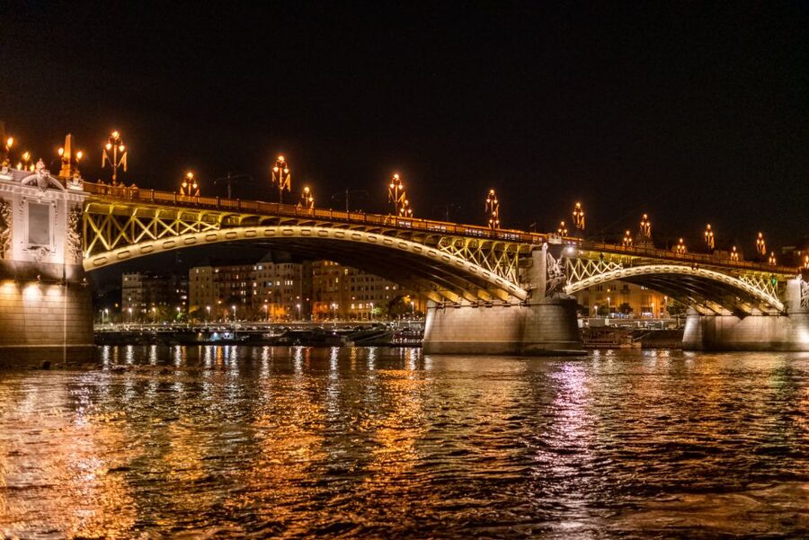 Budapest: Candlelit Dinner River Cruise with Live Music - Live music and the mood onboard