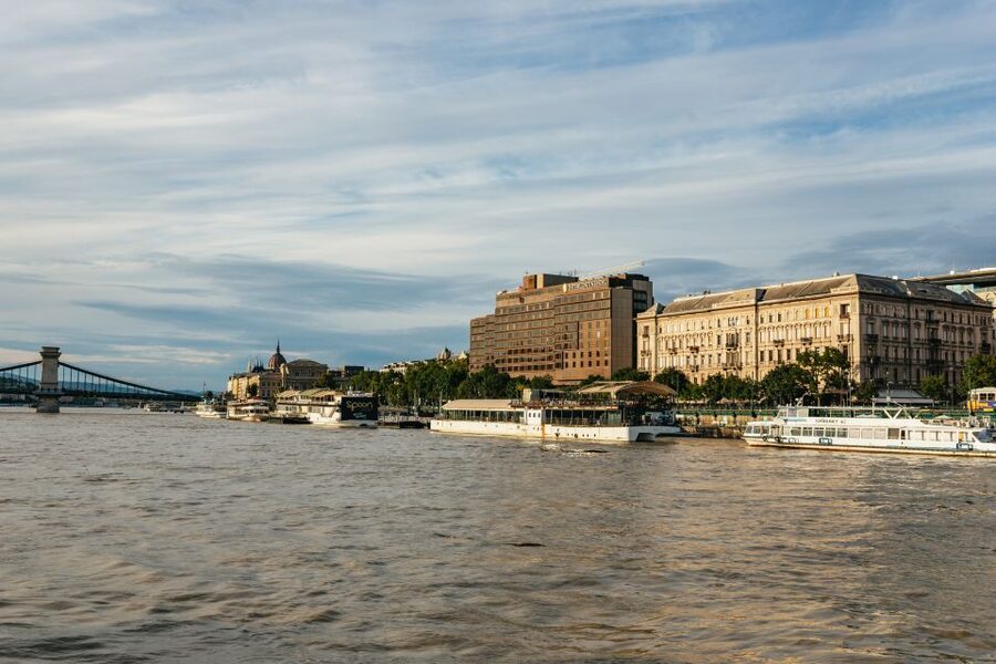 Budapest: Danube River City Lights Express Cruise - Food, drinks, and the onboard atmosphere