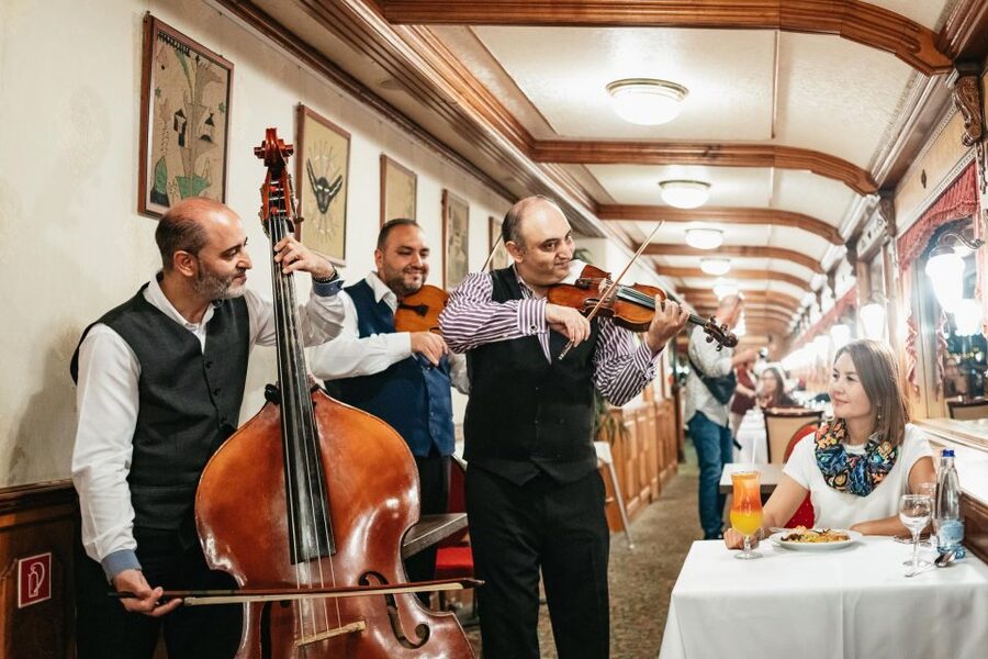 Budapest: Danube River Cruise with Dinner and Prosecco - What you see along the 90-minute route