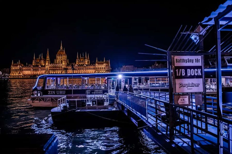 Budapest: Danube River Sightseeing Cruise with Audio Guide - Gellért Hill and the changing river view