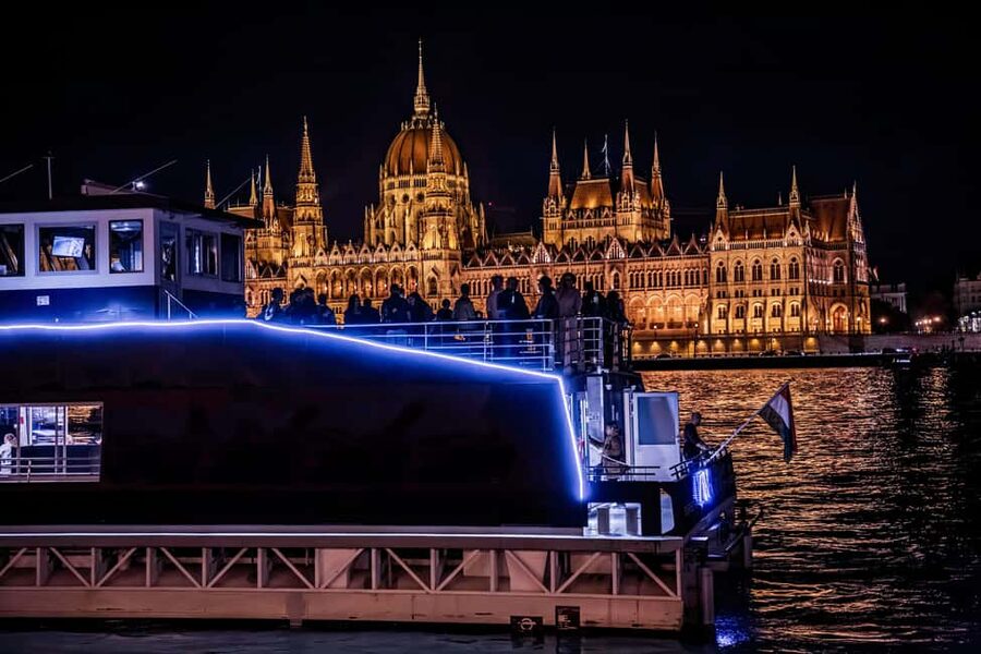 Budapest: Danube River Sightseeing Cruise with Audio Guide - Choosing between daylight, sunset, and night