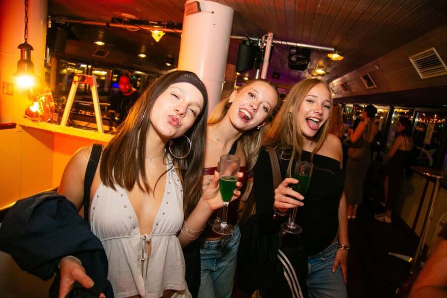 Budapest: Sightseeing River Cruise with Unlimited Cocktails - What the $29 price really buys you