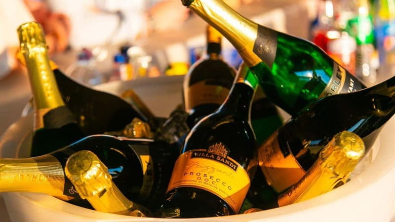 Budapest: Sip and Sail River Cruise with Unlimited Prosecco - Budapest by boat, with a glass already in hand