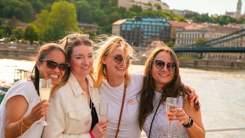 Budapest: Sip and Sail River Cruise with Unlimited Prosecco - How lively is the atmosphere?